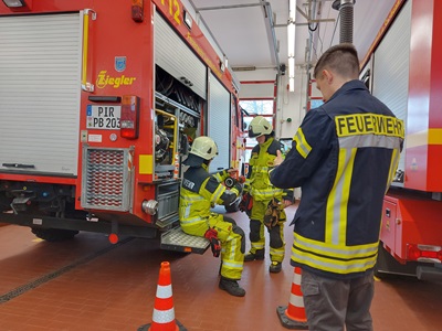 Feuerwehrleute im Feuerwehrhaus