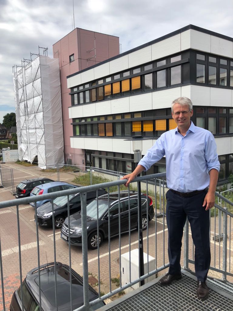 Der Bürgermeister vor dem zu sanierenden Rathaus