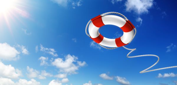 Rettungsreifen in der Luft blauer Himmel