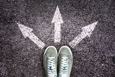 Sneakers drei Pfeile wo geht es lang Abwahl Bürgermeister