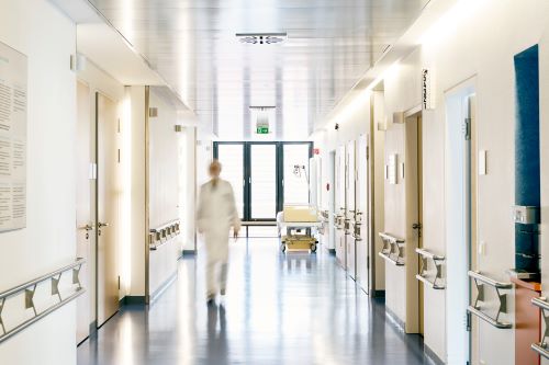 Krankenhaus innen Flur Arzt