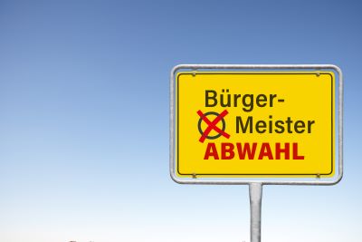 Abwahl Bürgermeister Schild Symbolbild