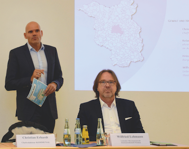 Mehr als 30 Bürgermeister diskutierten auf einer Podiumsdiskussion zum Thema Hass und Gewalt gegen Kommunalpolitiker, das KOMMUNAL-Chefredakteur Christian Erhardt moderierte. Er begrüßte als Teilnehmer auch den Leiter der Staatsanwaltschaft Potsdam, Wilfried Lehmann. Er gab aus juristischer Sicht Tipps für Betroffene. 