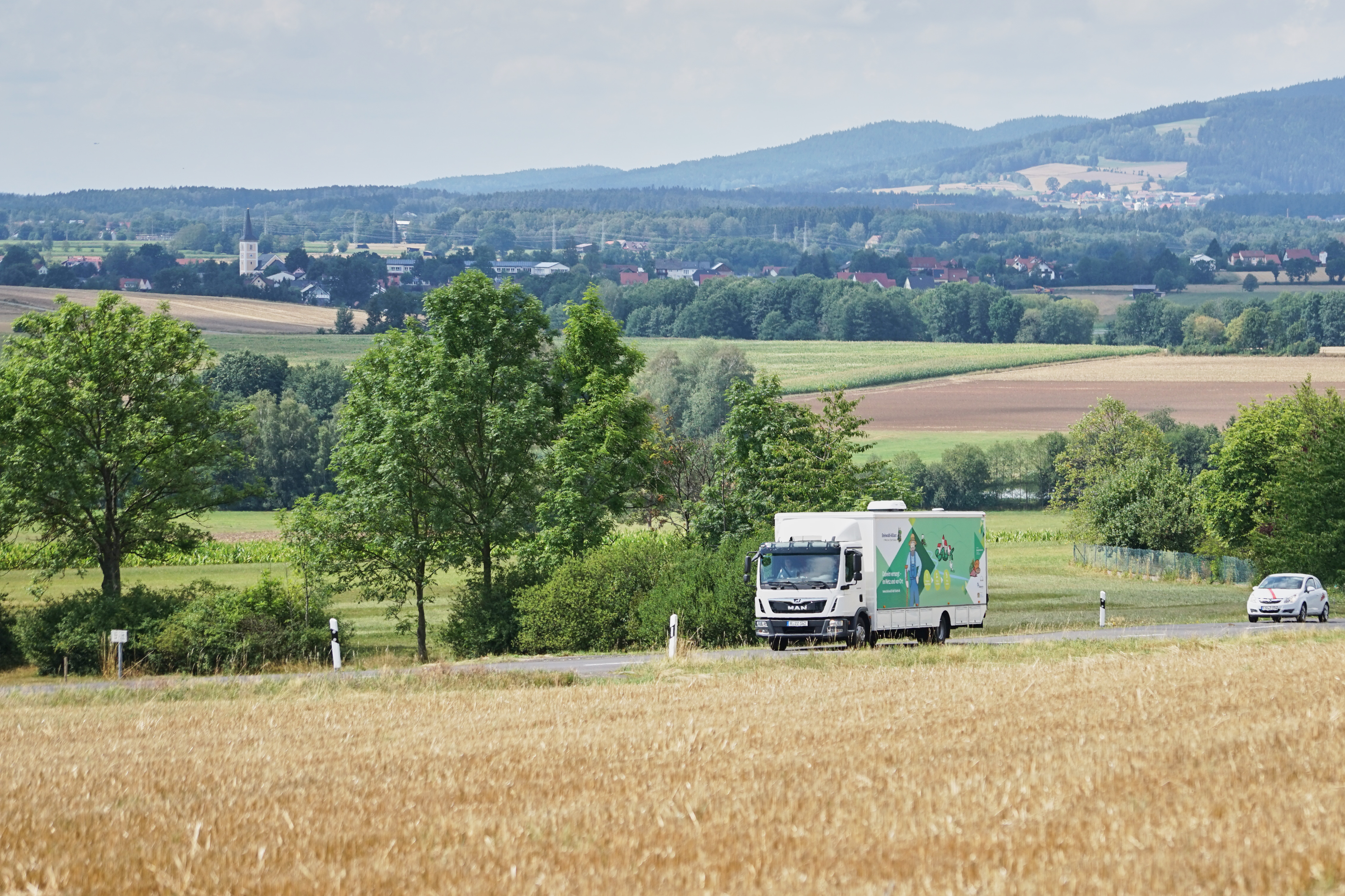 Mobiler Dorfladen unterwegs von Dorf zu Dorf (c)Martin Schmid