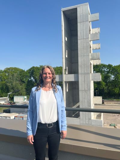 Katja Hermann, Dezernentin für Service, Mobilität und Sicherheit, Kreis Oberhavel vor Übungsturm