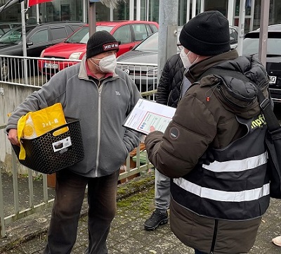 Impflotse im Gespräch mit einem Interessierten