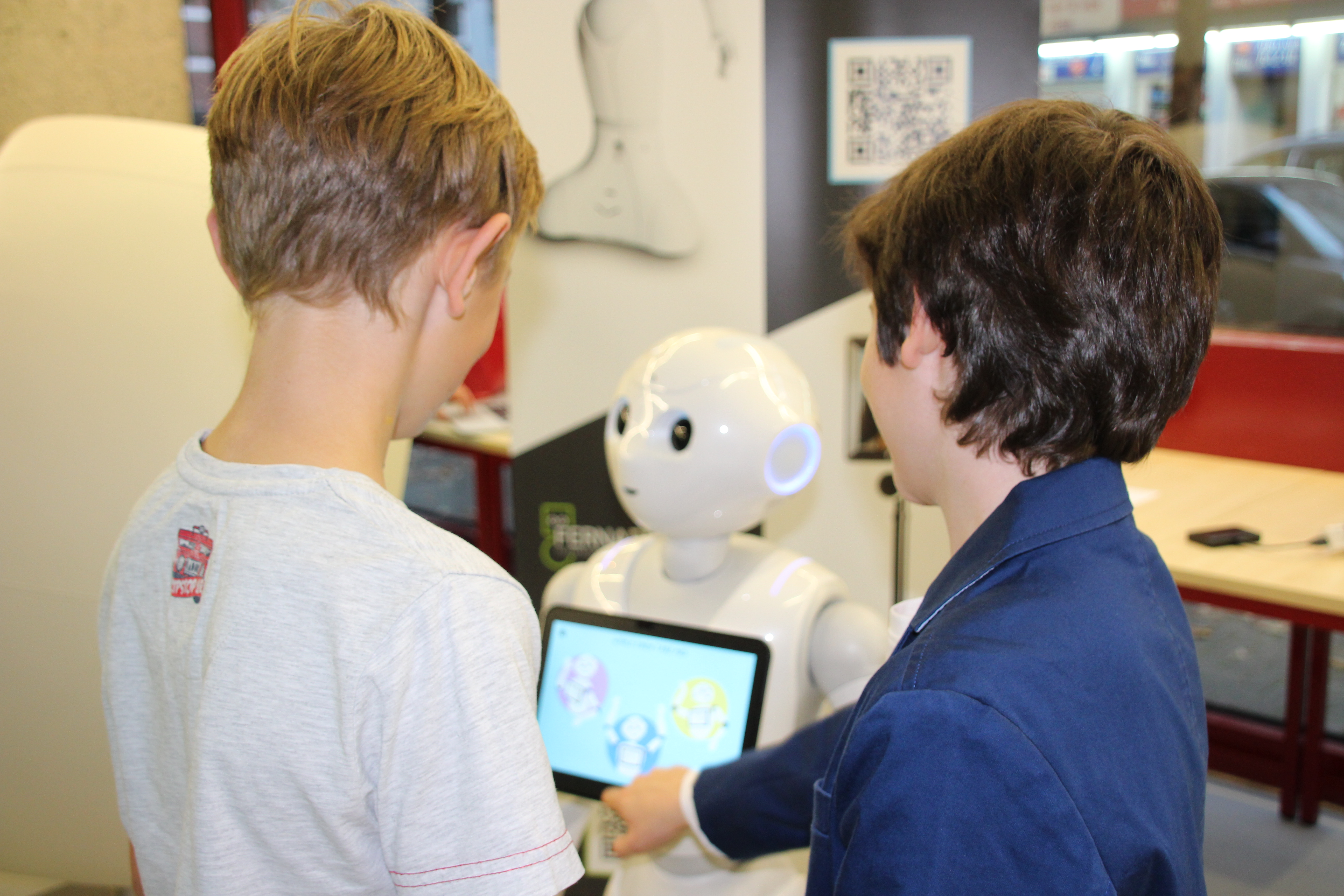 Beim MINT-Festival der Bibliothek Köln, ist Roboter Pepper eine wichtige Attraktion.