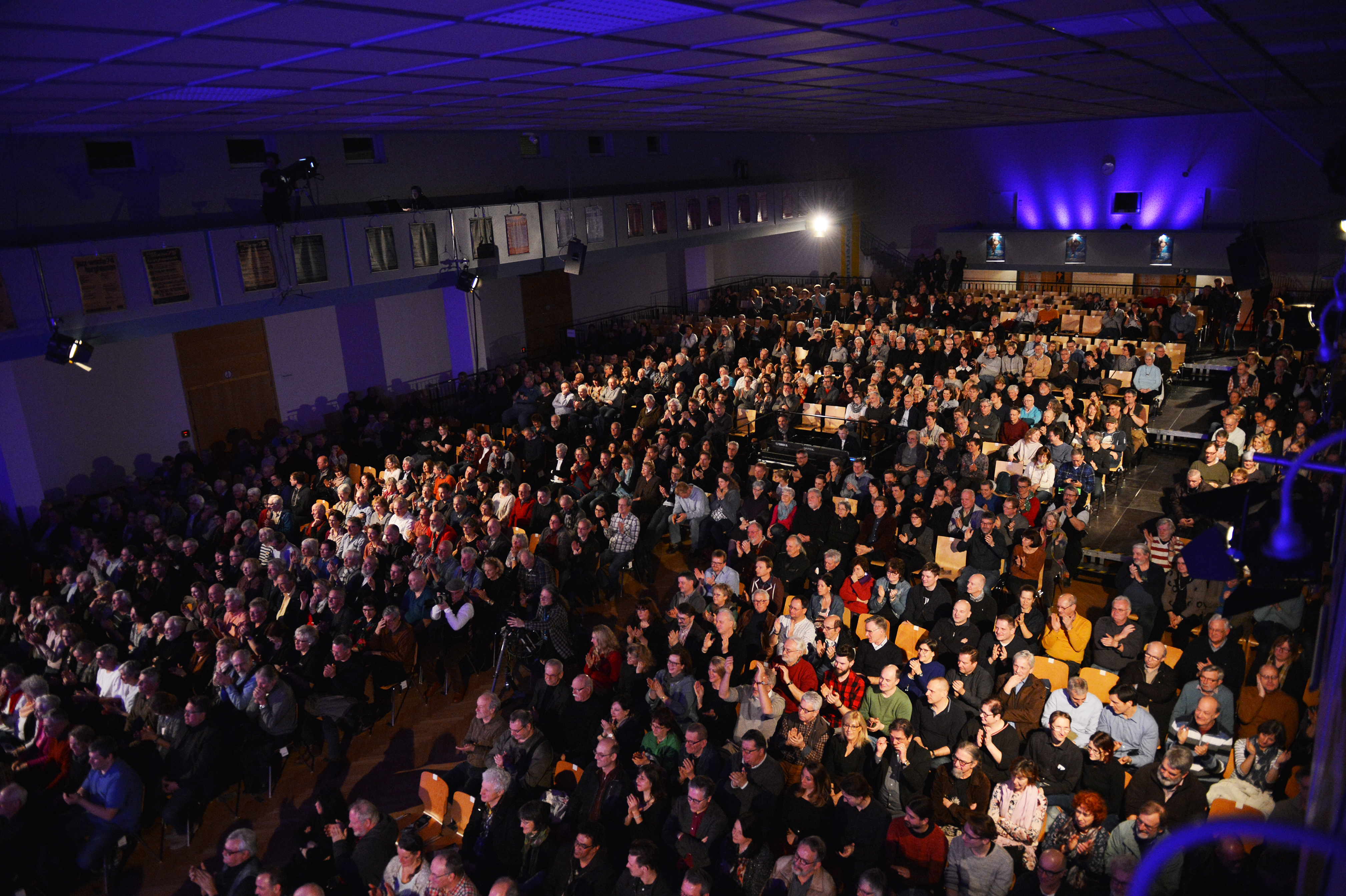 Kultur in der Kommune: Prall  gefüllte  Wackerhalle  beim  Konzert  der  Kultband    „  Blood,  Sweat  &  Tears  “    bei  der    Internationalen  Jazzwoche  Burghausen  2018 