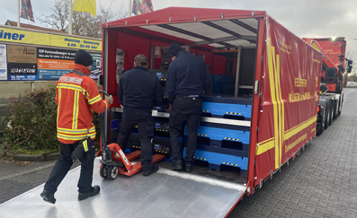 Entladen von Einsatzgeräten zur Trinkwassernotversorgung in Rosendahl (Kreis Coesfeld)