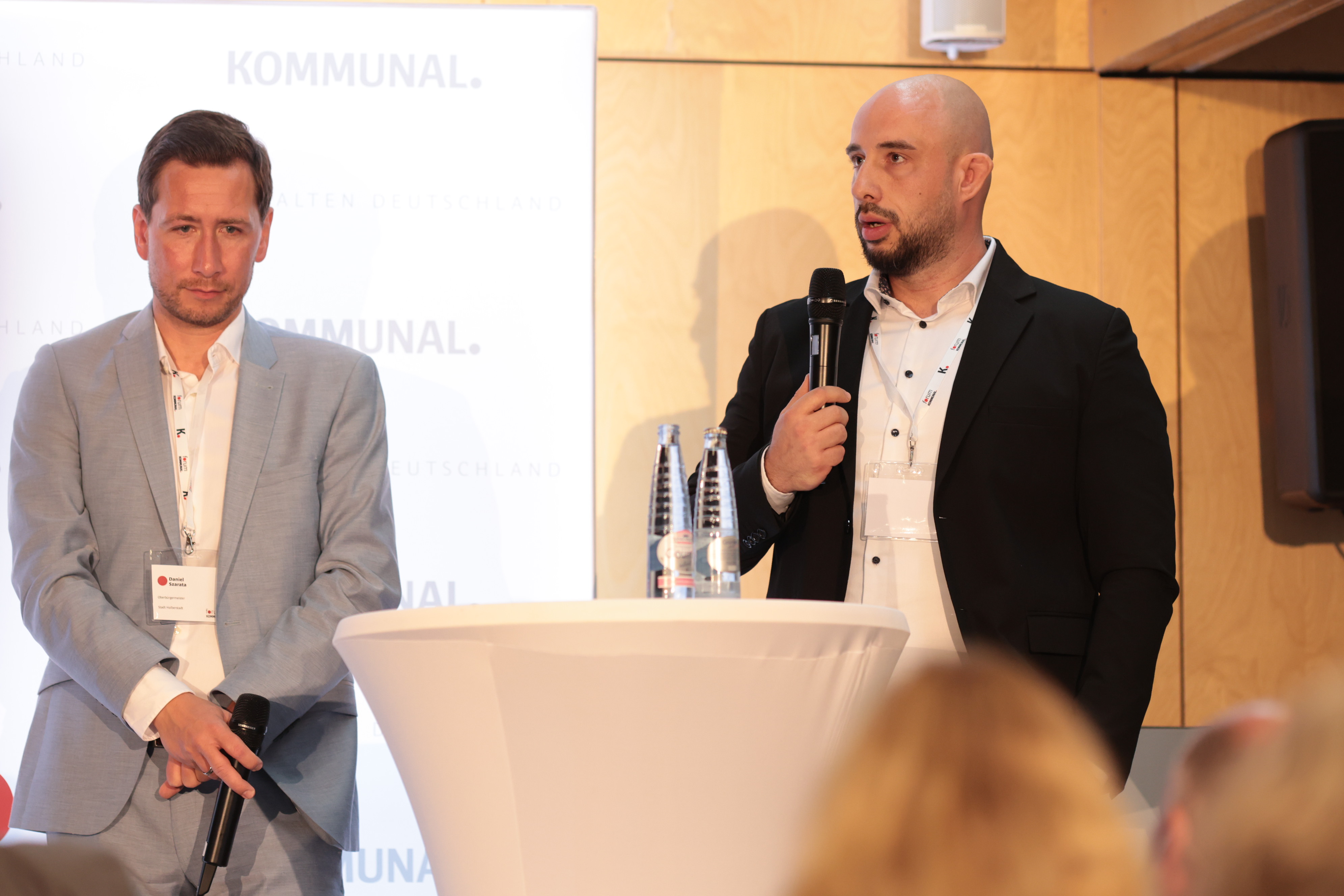 OB Daniel Szarata und Stefan Türk von Daimler Truck im Gespräch