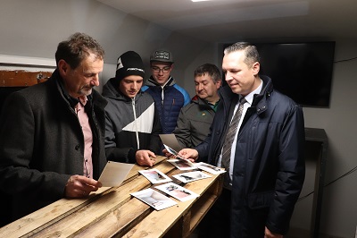 Gruppe bei Einweihung des Bauwagens