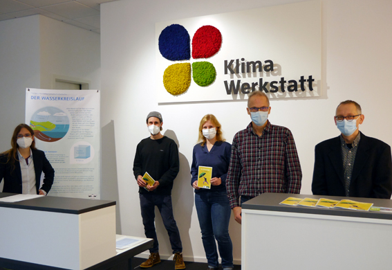 Besichtigung der Klimawerkstatt: Dr. Christiane Döll (Beigeordnete und Klimaschutzdezernentin), Daniel Diehl (Projekt KlimPraxIng), Elisa Michel-Karacic (Klimaschutzmanagerin), Georg Leufen-Verkoyen (Klimaschutzmanager) und Roland Beek (Leiter des Umwelt- und Grünflächenamtes). Am 02. Mai wird die KlimaWerkstatt dann auch für Besucher geöffnet