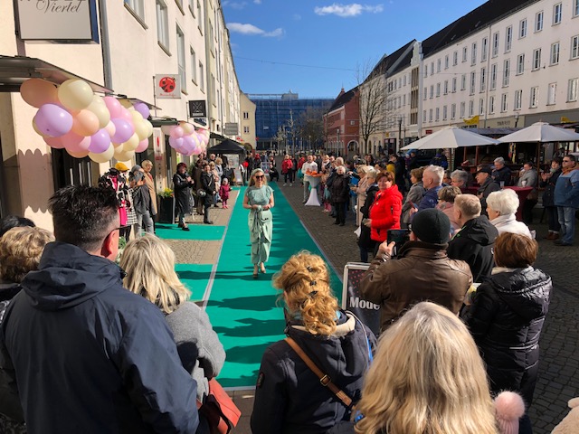 Modenschau in der Innenstadt Neubrandenburg
