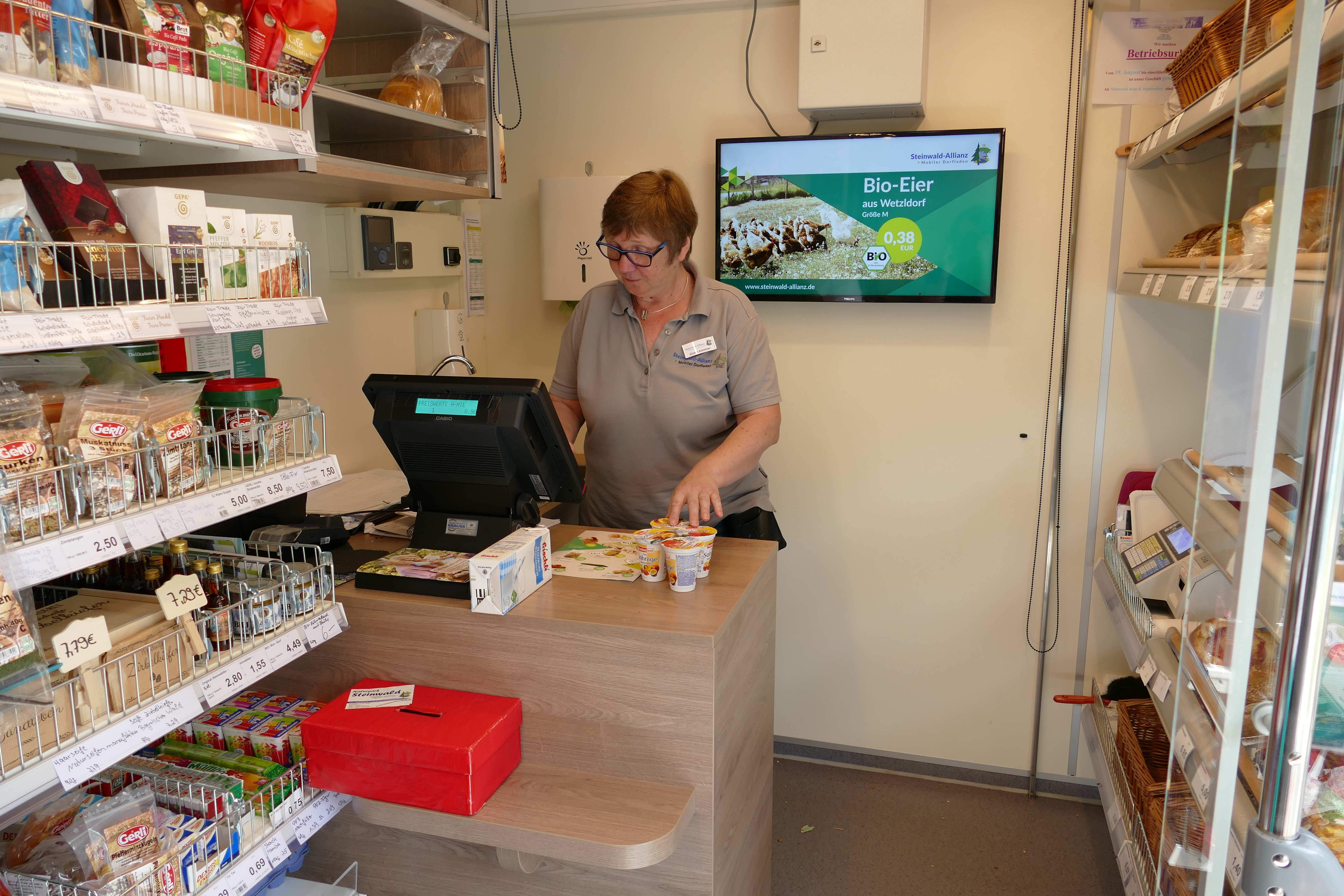 Verkäuferin Gisela Gmeiner an der Kasse des mobilen Dorfladens