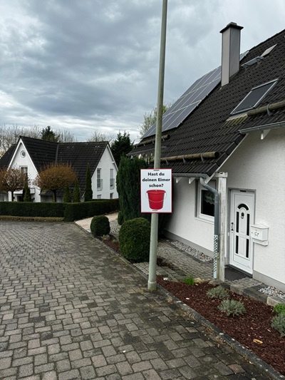 Eimer auf Plakat