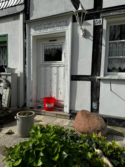 Eimer vor Haustüre