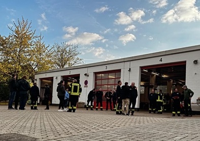 Truppe vor Feuerwehrhaus