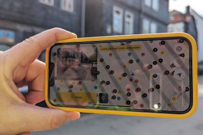 Smartphone mit digitaler Straßenkarte