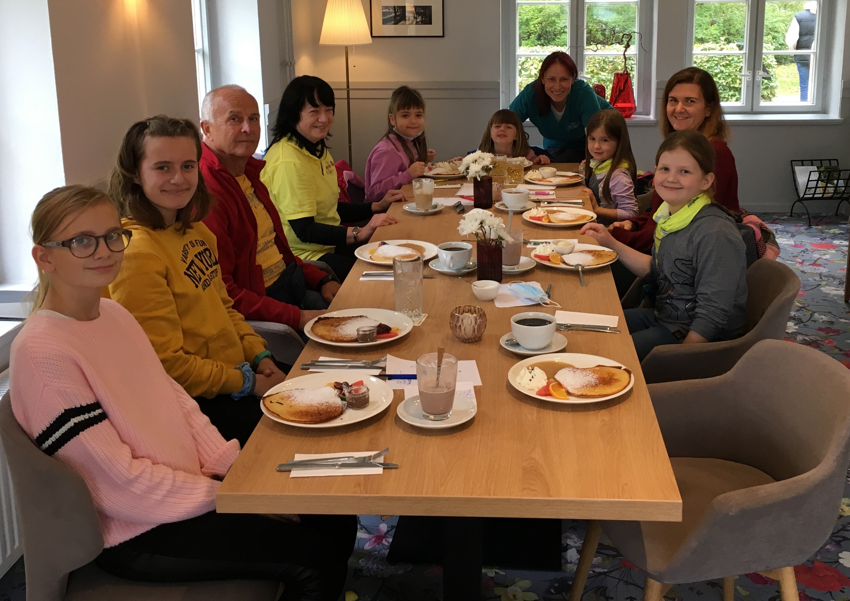 Kinder des Geschwisterclubs am Tisch