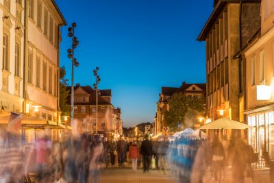 Shoppen nachts in einer Innenstadt