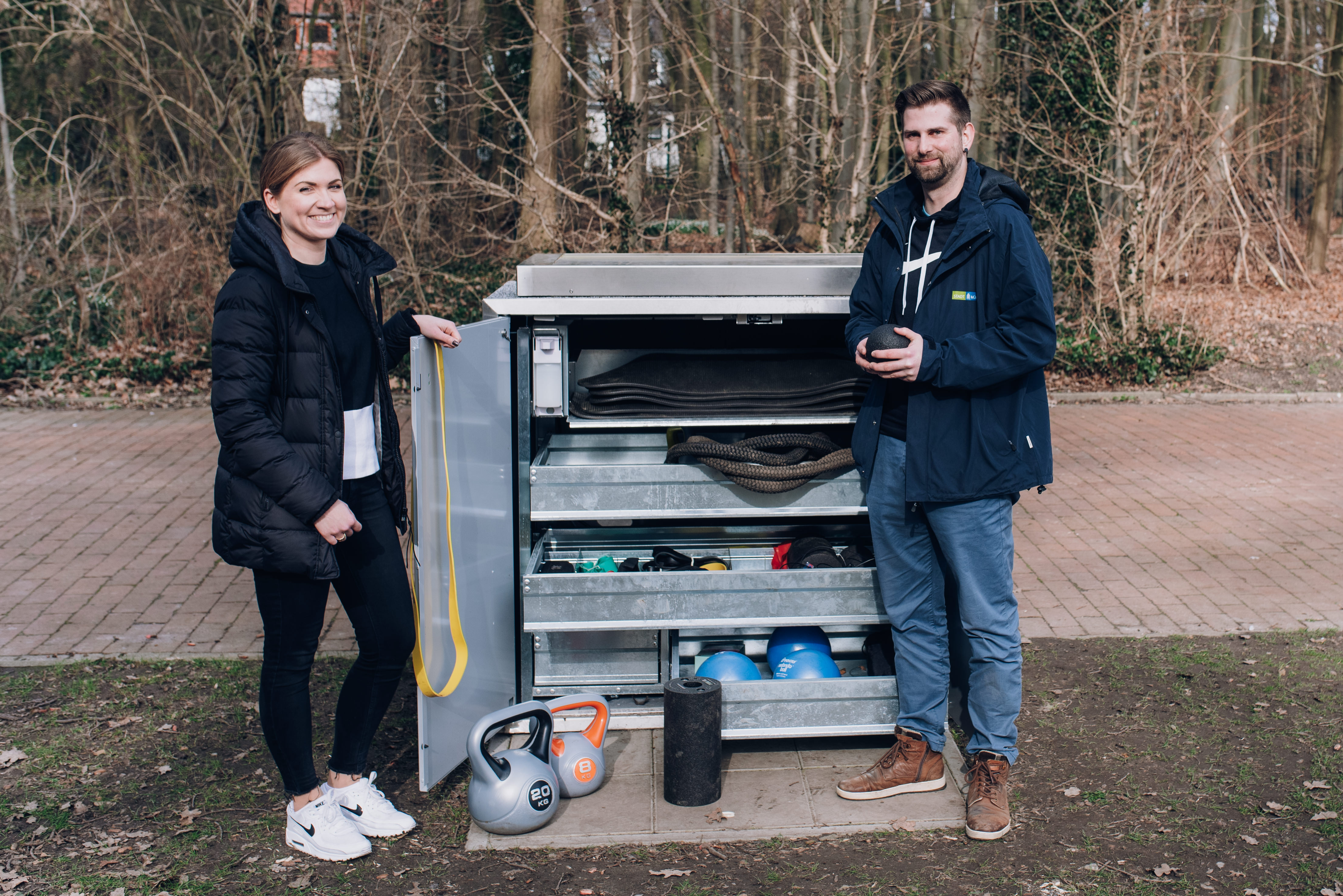 Miriam Benesch und Bernd Zerbe vom Sportamt zeigen, was die Sportbox an der Sentruper Höhe alles zu bieten hat. 