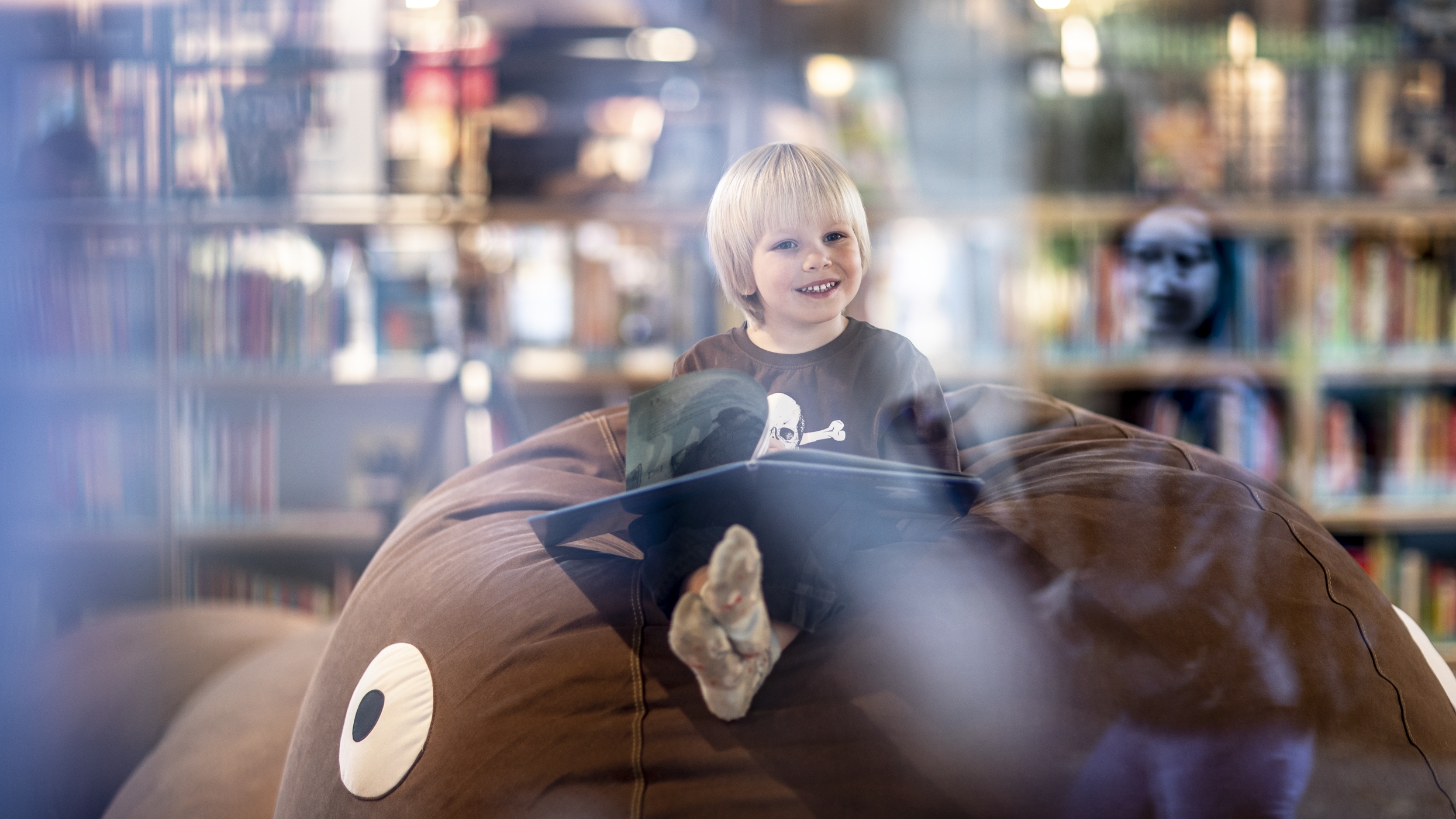 Junge in moderner Bibliothek