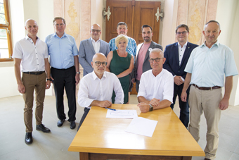 Die Unterschriften geleistet haben Michael Kastl (3.v.l.hinten) und Johannes Hümpfner (6.v.l.hinten)