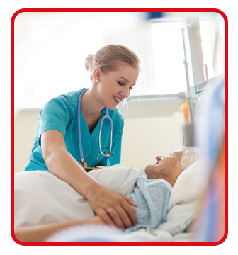 Pflegerin mit Patientin im Krankenhaus