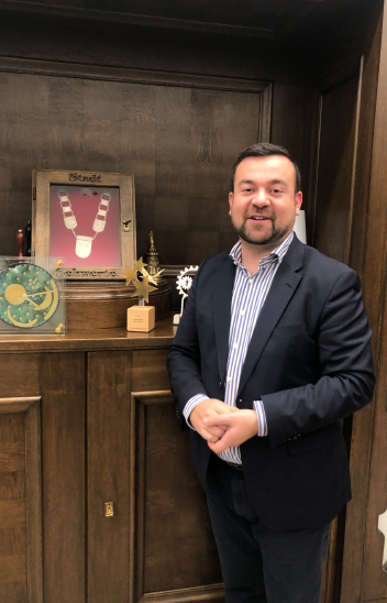 Bürgermeister Dimitrios Axourgos vor Vitrine