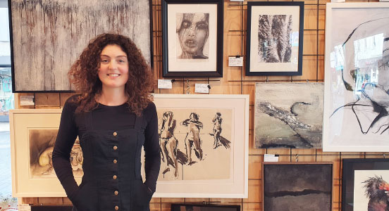 Rachel Brendel vom Kunstkaufhaus Hanau