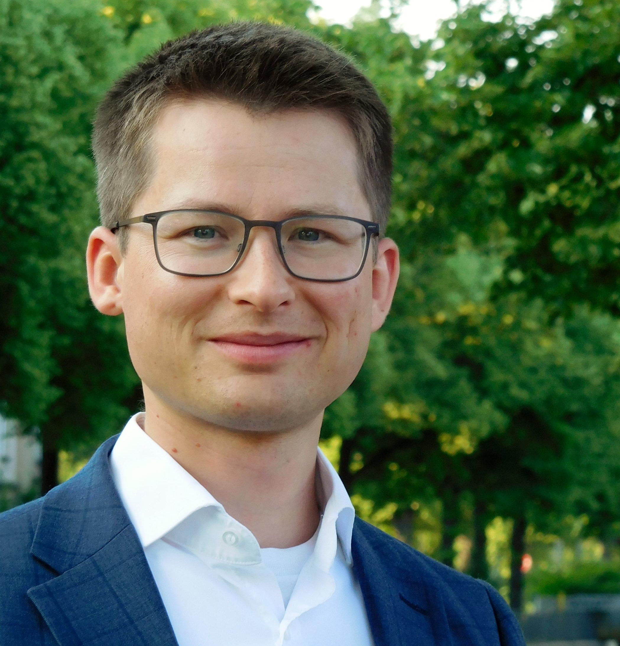 Felix Rösel studierte in Erfurt und Dresden und arbeitet an der Dresdner Niederlassung des ifo In-stituts. 