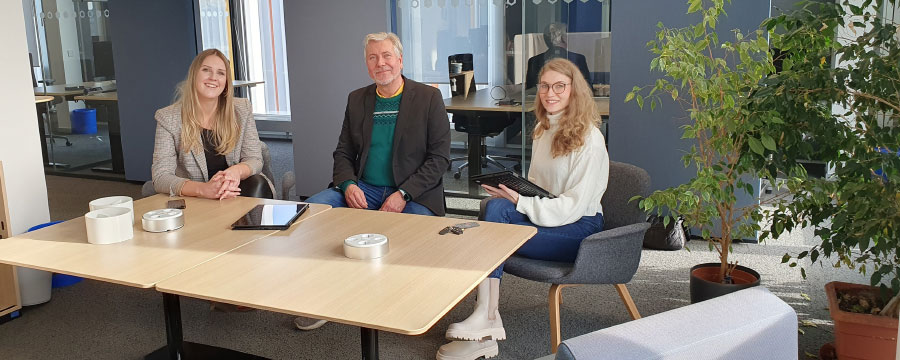 Melanie Huber, Frank Weise und  Andrea Herzog in dem nach den Wünschen der Mitarbeiter gestalteten Pausenbereich im Multispace.