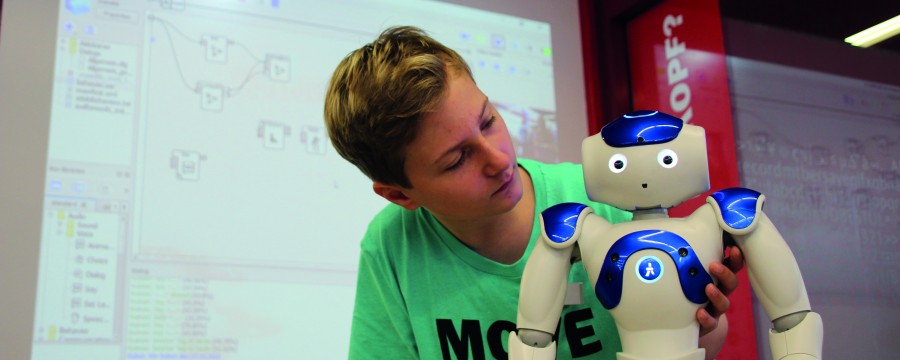 In der Stadtbibliothek Köln können Nutzer mit dem Roboter NAO experimentieren.