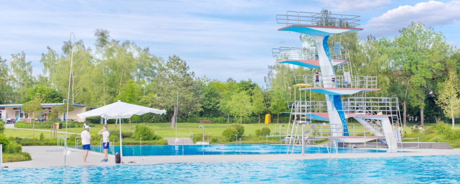 In Schwimmbädern fehlen Bademeister