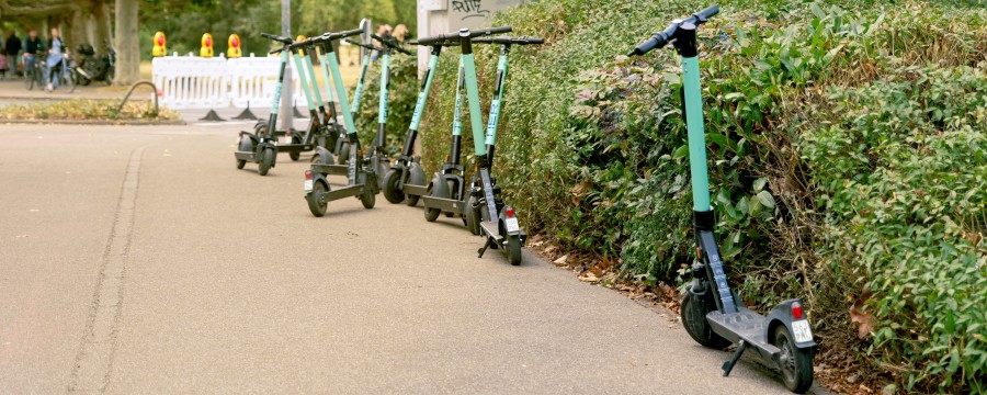 E-Scooter stehen überall herum.