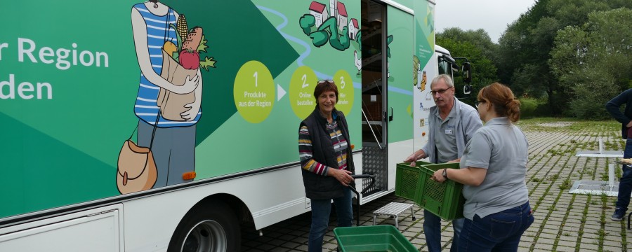 Eine Landwirtin bringt Kartoffeln zum mobilen Dorfladen.