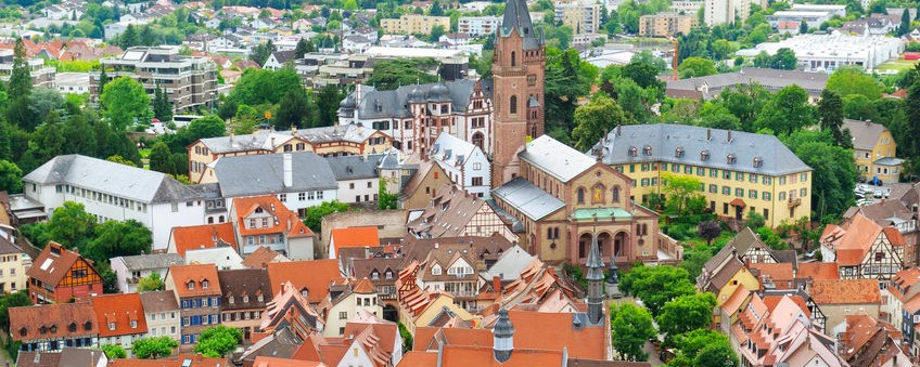 Das Preis-Leistungs-Verhältnis von Immobilien ist in Deutschland sehr unterschiedlich - in Mannheim etwa liegt der Abstand der Eigenkapitalrendite zur empfohlenen Mindestrendite bei 1,36 % . Deutlich besser ist er in Fürth und Bamberg mit 2,1 Prozent - Schlusslicht ist Düsseldorf mit nur 0,3 %
