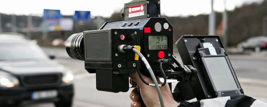 Radarfallen sind vielen Autofahrern ein Ärgernis - vor Gericht gewann nun ein Autofahrer - der Grund: Die Kommune hatte eine private Firma hinzugezogen - ein Urteil mit Grundsatzcharakter!