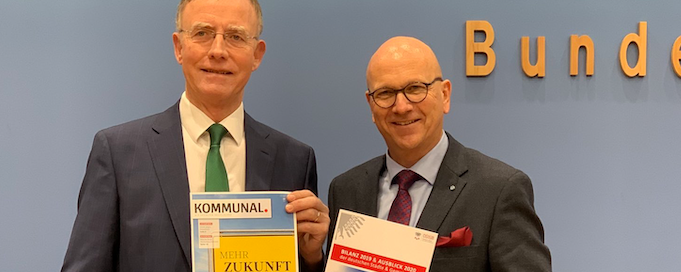 In der Bundespressekonfernz stellten Dr. Uwe Brandl und Dr. Gerd Landsberg vom Deutschen Städte- und Gemeindebund ihren Ausblick für das Jahr 2020 vor - und lobten auch die Kooperation mit der Zeitschrift KOMMUNAL (hier links im Bild die aktuelle Ausgabe) - Thema waren u.a. die Debatte um Windkraftanlagen, Altschulden und der Investitionsstau