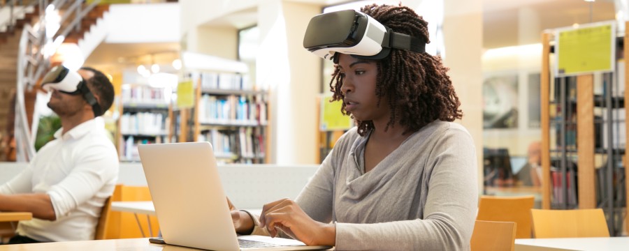 Auch Bibliotheken im ländlichen Raum sollen die Möglichkeit haben VR-Brillen, 3D-Drucker und Maker Spaces anzubieten. Dafür soll nun das Soforthilfeprogramm des Bundes sorgen.