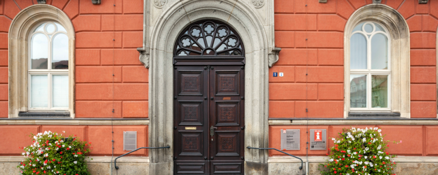Die Rathaustür der Lessingstadt Kamenz - das Vertrauen in Bürgermeister und Stadträte ist deutschlandweit deutlich gestiegen