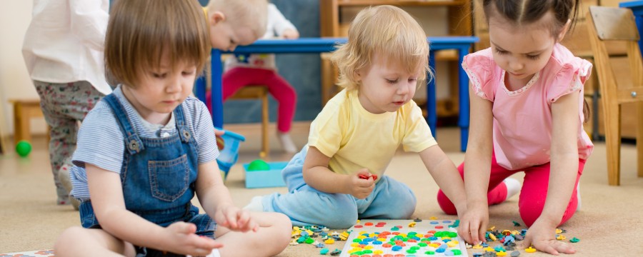 Kinder beim Spielen in der Kita