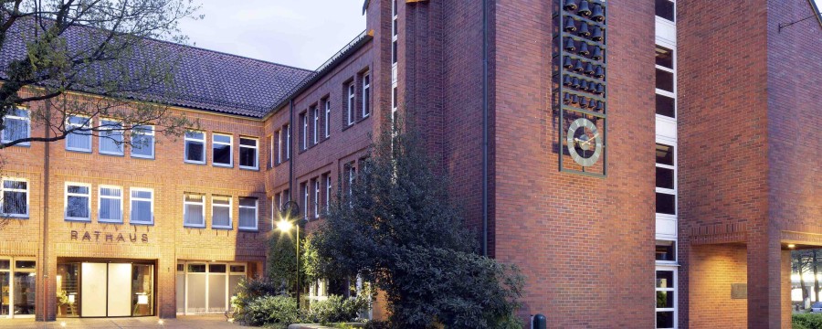 Deutschlands erstes Drive-In-Impfzentrum steht in Bremervörde - hier das Rathaus der Stadt