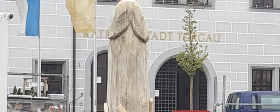 Spargel auf dem Marktplatz von Torgau - oder oder ein Phalussymobol?