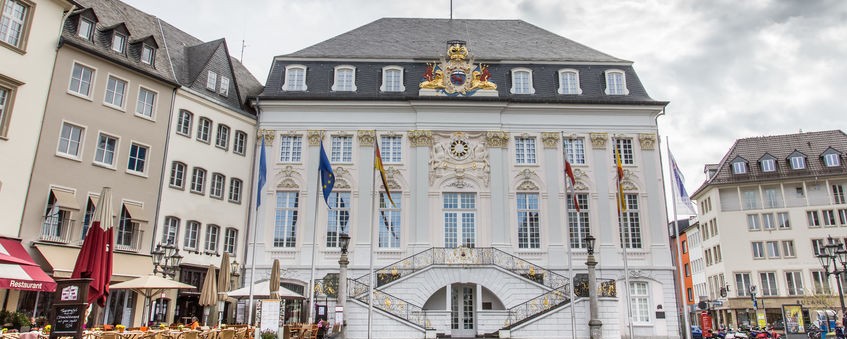 Bürgermeister verdienen in Deutschland extrem unterschiedlich, die Pensionsansprüche sind ebenfalls sehr unterschiedlich geregelt - im Bild: Das Rathaus von Bonn