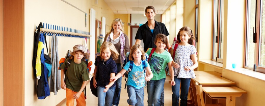 Grundschulkinder gehen meist gern zur Schule.