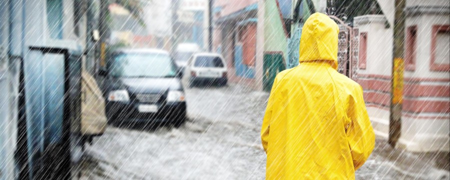 Überschwemmung, Regen, Frau im Hochwasser