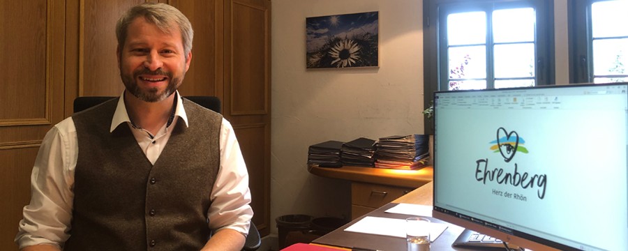 Bürgermeister Peter Kirchner am Schreibtisch