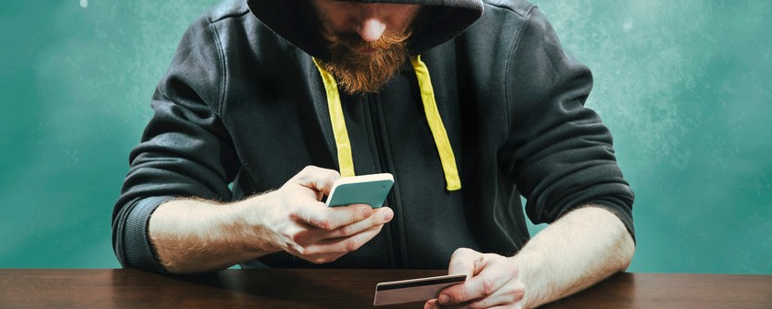 Er soll absolut fälschungssicher werden - der Personalausweis kommt ab Dezember aufs Smartphone