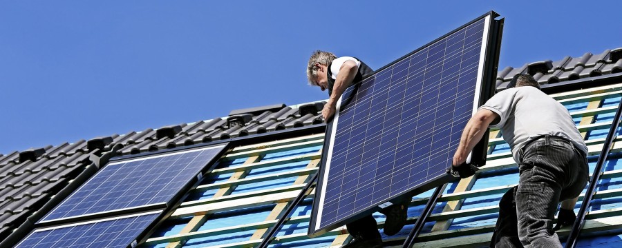 Solarzellen auf dem Dach werden angebracht.